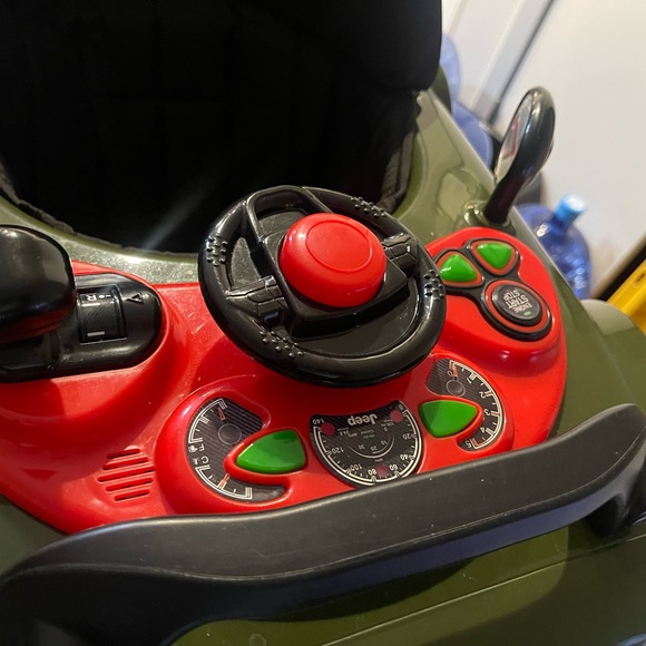 Jeep Wrangler Green and Black Walker - Picture 6 of 11